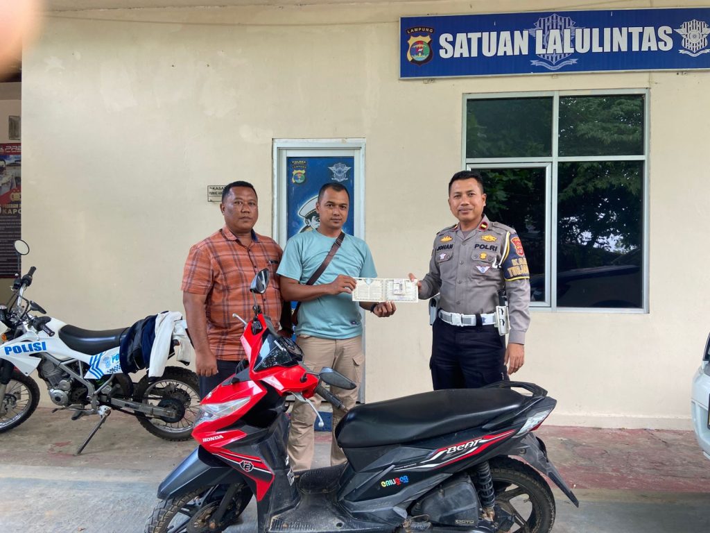 Sat Lantas Polres Mesuji Serahkan 1 Unit Kendaraan Motor Hasil Curian Kepada Polres Lampung Tengah