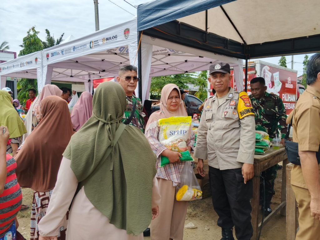 Jajaran Polres Mesuji melaksanakan pengamanan pada kegiatan Pasar Murah
