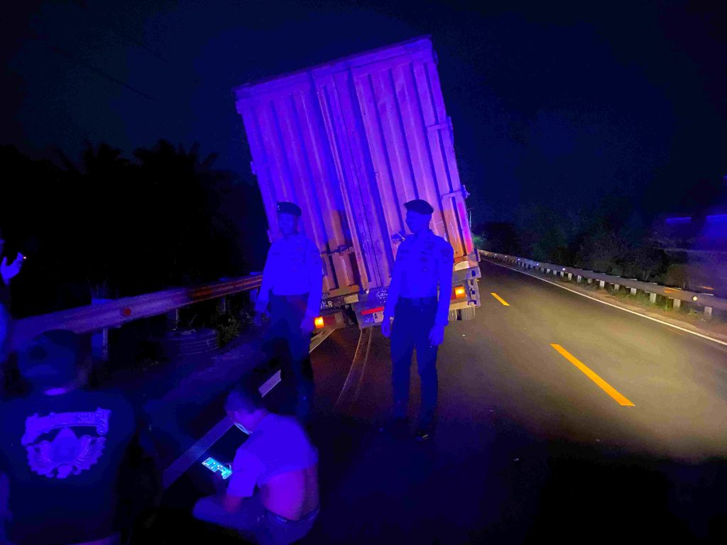 samapta Polres Mesuji berikan pelayanan presisi bagi supir truk mogok di jalan