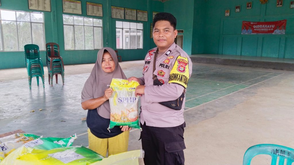 Polres Mesuji dan Polsek Jajaran selama melaksanakan program Gerakan Pangan Murah (GPM)
