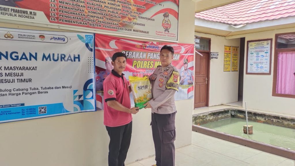 Anggota Polsek Mesuji Timur dan Anggota Sat Reskrim Polres Mesuji menjual Beras SPHP kepada Masyarakat