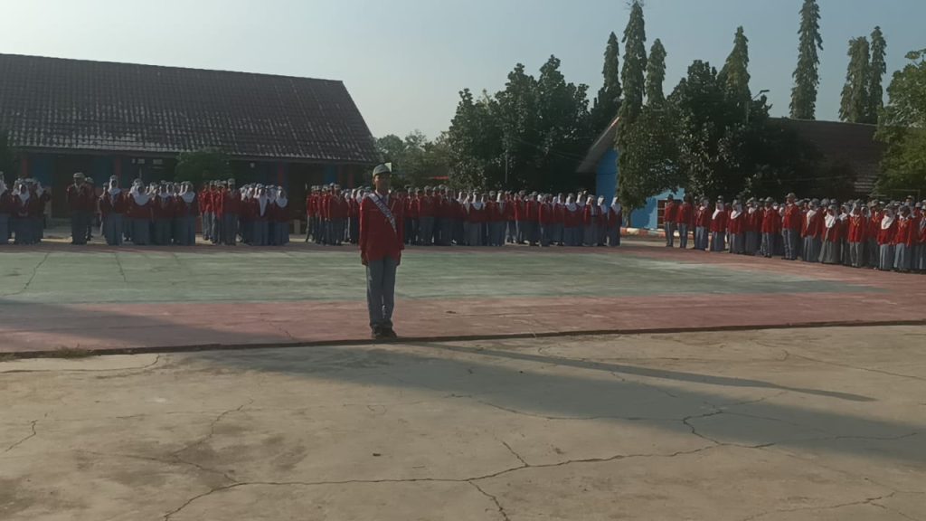 Police Goes To School, Kapolsek Tanjung Raya Jadi Pembina Upacara Di SMAN 01 Tanjung Raya