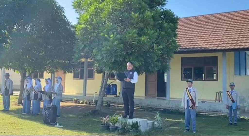 Kasat Narkoba Polres Mesuji berikan himbauan dengan menjadi Pembina Upacara di SMAN 01 Panca Jaya