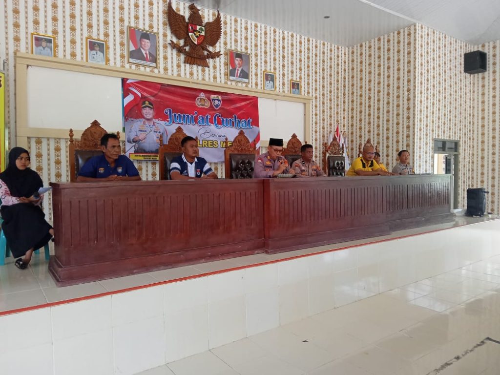 Jajaran Sat Binmas Polres Mesuji melaksanakan Jumat Curhat dan sekaligus melaksanakan Bansos