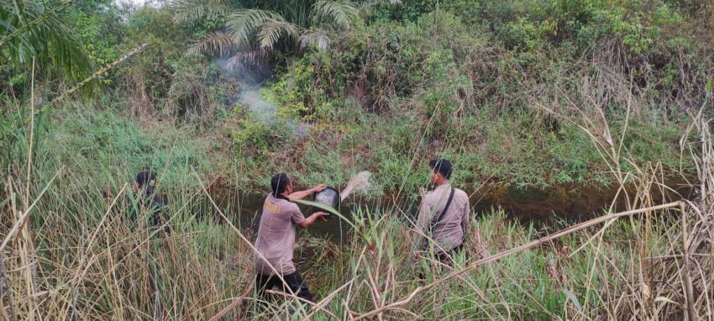 Personil Sat Samapta Polres Mesuji dan Anggota Polsek Tanjung Raya memadamkan api kebakaran